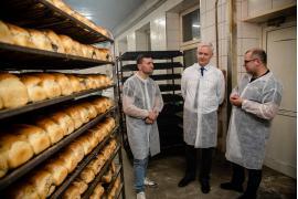 <b>CZERSK. Smak tego chleba znają w okolicy wszyscy. Zapraszamy do `Magdalenki`.  Wizyta burmistrza Czerska (ZDJĘCIA)</b>
