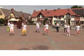 <b> CZERSK. Taneczne kolorowe pozdrowienia wakacyjne od uczniów kl. III a ze Szkoły Podstawowej nr 1 w Czersku (WIDEO)</b>