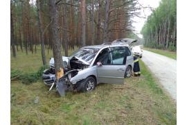 <b> GM. CZERSK. Pojazd uderzył w drzewo (ZDJĘCIA) </b>