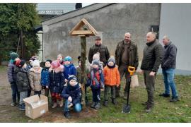 <b> CZERSK. Dzieci i leśnicy zamontowali karmniki dla ptaków (ZDJĘCIA) </b>