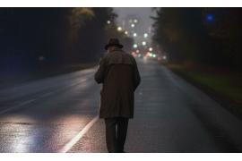 <b>Zdezorientowany senior potrzebował pomocy. Policja: Nie bądźmy obojętni</b>