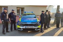 <b> CZERSK. Przekazanie nowego radiowozu dla czerskich policjantów. Jest nowy komendant i jego zastępca (ZDJĘCIA, WIDEO) </b>