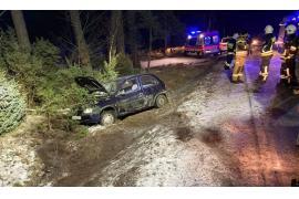 <b>Opel wpadł w poślizg, auto dachowało... Policja apeluje o rozwagę</b>