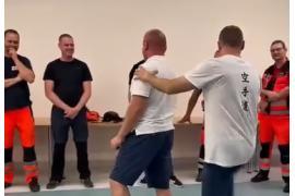 <b>Policjanci szkolą ratowników z reagowania w trudnych sytuacjach - są elementy samoobrony (WIDEO)</b>