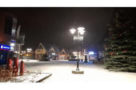 <b>Poprószyło śniegiem również w Czersku, trwa montaż iluminacji (FOTO)</b>