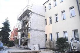 <b> CZERSK. Rozbudowa Szkoły Podstawowej nr 2 im. Jana Pawła II w Czersku. Prace mocno zaawansowane, niebawem budowa szybu windy</b>