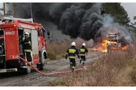 <b>Pożar ciężarówki w lesie. Spaleniu uległ samochód oraz przewożone zrębki (ZDJĘCIA, WIDEO)</b>