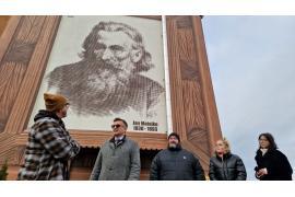 <b>CZERSK. Jan Matejko - nowy mural oficjalnie odsłonięty. Autor: `Czułem się jak glazurnik` Czy obok powstanie kolejny mural? Przystanki autobusowe w nowej odsłonie – zapowiedź. Na twarzy ma się pojawić uśmiech (ZDJĘCIA, WIDEO)</b>