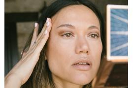 <b>Skóra tracąca jędrność w delikatnych obszarach - przyczyny i skutki</b>