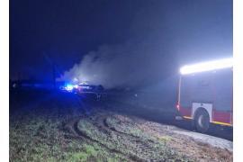 <b> Pożar chlewni w Karsinie. W akcji gaśniczej bierze udział kilkanaście zastępów straży pożarnej, m.in. z OSP w Czersku</b>
