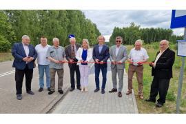 <b>GM. CZERSK. Mieszkańcy i sołtys szczęśliwi - jest bezpieczniej! Zakończenie budowy chodnika przy drodze powiatowej w Krzyżu.  Przecięto symboliczną wstęgę (ZDJĘCIA, WIDEO)</b>