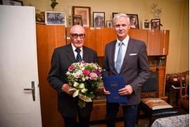 <b> Urodziny naszego kombatanta. Kazimierz Leliwa-Pruszak ma 93 lata. Kwiaty i prezent od burmistrza</b>