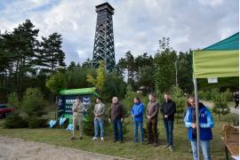<b>GM. KARSIN. Przy Wieży Widokowej w Przytarni spotkali się pasjonaci biegania, rodziny i mieszkańcy gminy Karsin (ZDJĘCIA)</b>