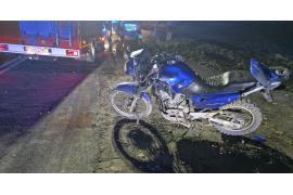 <b>GM. CZERSK. Zderzenie motocykla z samochodem. Przed poważnymi urazami uchroniła motocyklistę specjalna kurtka (ZDJĘCIA, WIDEO)</b>