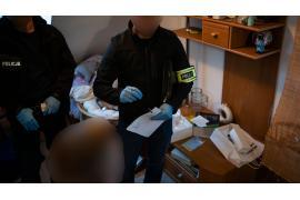 <b>Zatrzymania m.in. w pow. kościerskim. Rozbita grupa przestępcza wyłudzająca pieniądze metodą `na wnuczka`, `na pracownika banku` i `na policjanta` (ZDJĘCIA, WIDEO) </b>