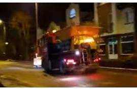 <b>GM.CZERSK. Na drogach i chodnikach, szczególnie tych mniej uczęszczanych, jest ślisko. Uważajcie (WIDEO)</b>