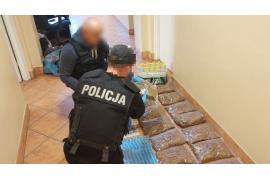<b> POW. CHOJNICKI. Sprzedawał nie tylko jajka, policjanci zabezpieczyli nielegalny tytoń, spirytus i papierosy (FOTO)</b>