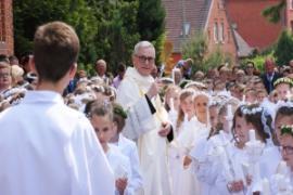 <b>Pierwsza Komunia Św. w Czersku. Sakrament eucharystii przyjęła kolejna grupa dzieci (ZDJĘCIA)</b>