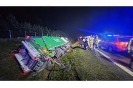 <b> POW. CHOJNICKI. Śmieciarka wjechała do rowu przy DK 22 - kierowcę zabrano do szpitala (ZDJĘCIA) </b>