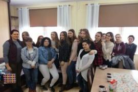 <b>Warsztaty Terapii Zajęciowej <br>w Czersku. Licealistki poznawały placówkę (FOTO)</b>