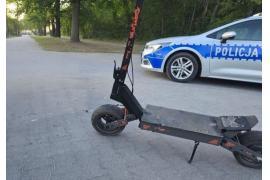 <b>CZERSK. Hulajnoga + alkohol = mandat 2500 zł. 20-latek jechał hulajnogą pod wpływem alkoholu. Dwie dziewczynki poruszające się jedną hulajnogą</b>