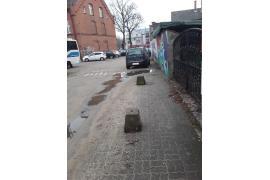 <b>Pytania w sprawie betonowych słupków na ul. Rzemieślniczej <br>w Czersku. Zobacz list, zdjęcia <br>i odpowiedź</b>
