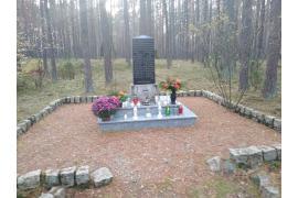 <b> Upamiętnienie ofiar zbiorowego mordu. Odsłonięcie tablicy przy Cmentarzu Honorowym w Czersku</b>