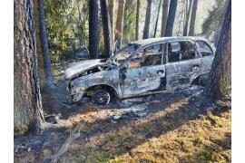 <b>Spalony samochód znaleziony w lesie. Strażacy natrafili na auto podczas gaszenia pożaru poszycia – Nadleśnictwo Woziwoda (ZDJĘCIA)</b>