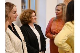 <b>CZERSK. Literackie popołudnie z pisarką Sylwią Kubik. Spotkanie autorskie przyciągnęło miłośników literatury (ZDJĘCIA, WIDEO)</b>