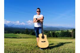 <b>Mateusz Milke z Czerska: Chciałbym was zabrać w świat gór z gitarą (WIDEO)</b>
