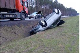 <b>AKTUALIZACJA - wstępne ustalenia policji. `Zajechał drogę wyprzedzającemu go 46-letniemu mieszkańcowi Czerska`. GM. CZERSK. Dachowanie samochodu w pobliżu Rytla na DK22 (ZDJĘCIA)</b>