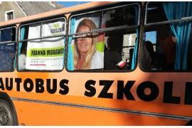 <b>Daniel Szpręga: Wieszanie banera wyborczego na autobusie szkolnym uważam za nieetyczne. Przemysław Biesek-Talewski odpowiada (ZDJĘCIA PLAKATÓW)</b>