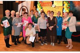 <b>CZERSK. Dziś królują PĄCZKI! Trwa VI Festiwal Pączków UTW w Czersku – słodkie święto seniorów i karnawałowa zabawa. Zwycięża Urszula Bojanowska. Gratulacje! (ZDJĘCIA, WIDEO)</b>