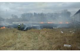 <b> Dwa pożary traw w Czersku. Najprawdopodobniej zaprószenie ognia (FOTO)</b>
