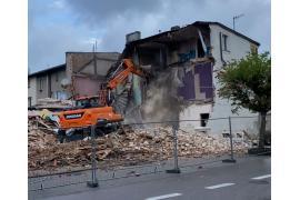 <b>CZERSK. Ruszyła rozbiórka budynku zlokalizowanego naprzeciwko ratusza. Co ma powstać na miejscu starego obiektu? (FOTO)</b>