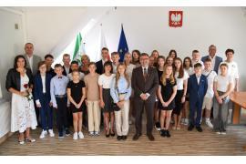 <b>GM. CZERSK. 30 razy brawo! Stypendia Burmistrza rozdane. `– Jesteście przykładem, że warto się starać, że ciężka praca przynosi efekty`</b>