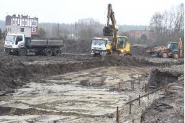 <b>Budowa przedszkola w Łęgu – trwają prace ziemne (FOTO)</b>