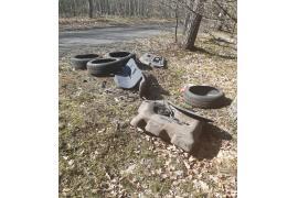 <b>GM. CZERSK. Opony i części auta po raz kolejny w... lesie (FOTO)</b>