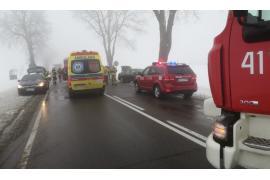 <b>Wypadek na berlince. Kierujący audi wyprzedzał, ostatecznie pojazd uderzył w drzewo (FOTO)</b>