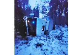 <b>Ciężarówka wypadła z drogi, trasa Gutowiec-Woziwoda. Uważajcie - na drogach jest ślisko (ZDJĘCIA, WIDEO)</b>