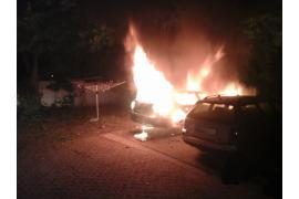 <b>Paliły się dwa samochody w Czersku. Policja sprawdza jak doszło do pożaru (FOTO)</b>