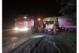 <b>CZERSK. Mieszkańcy Osiedla `Tucholskie` pomogli obcokrajowcowi. Pojazd ciężarowy utknął na ul. Łosińskiej (ZDJĘCIA, WIDEO)</b>