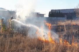 <b>Kolejny pożar traw w Czersku. Paliło się również w Rytlu (FOTO)</b>