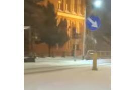 <b>CZERSK. Uważajcie. Na drogach ślisko. Opady śniegu mają się utrzymać (WIDEO)</b>