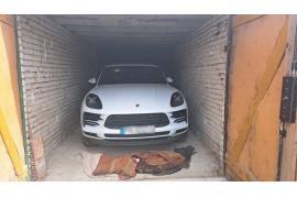 <b> POMORSKIE. Policjanci odzyskali ukradzione porsche i zatrzymali paserów. Samochód ukryty w jednym z garaży na terenie Człuchowa (FOTO) </b>