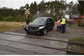 <b>(AKTUALIZACJA - Ustalenia policji)<br>Zdarzenie na przejeździe w pobliżu Czerska. Pociąg zahaczył o przód auta (ZDJĘCIA)</b>