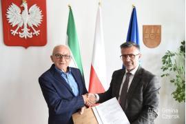 <b>CZERSK. Ruszamy z asfaltowaniem kolejnych dcinków dróg gminnych. Umowa podpisana!</b>