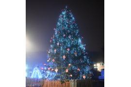 <b>CZERSK. Mikołajki, więc iluminacje świąteczne włączone. Zobaczcie jak wygladają w centrum miasta (WIDEO)</b>
