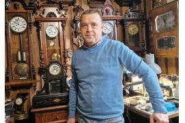 <b>CZERSK. Zegarmistrz Piotr Smorczewski z Czerska przypomina o przestawieniu zegarków</b>