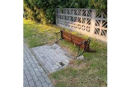 <b>CZERSK. Wyłamana ławka – po raz kolejny. Czytelnik: W nocy, niestety komuś się nudziło... (FOTO)</b>
